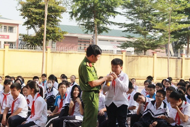 Công an huyện Chương Mỹ tuyên truyền phòng, chống ma túy cho các cán bộ, giáo viên và học sinh trên địa bàn.